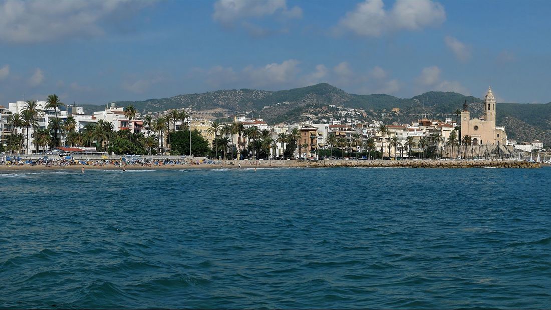 Vista panorámica de Sitges desde la playa de la Ribera